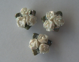 Porseleinen rooskraal in wit met groen