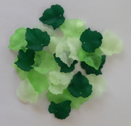 Groene mix esdoornbladeren hangertjes van acryl, 25 stuks