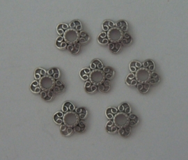 Zilverkleurige kralenkapjes in bloemvorm