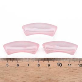 Acryl gebogen buiskraal / tube bead transparant licht roze