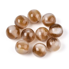 Ronde bruinwitte resin kraal met goudglitter, 10 stuks