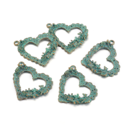 Hanger hart met groen patina