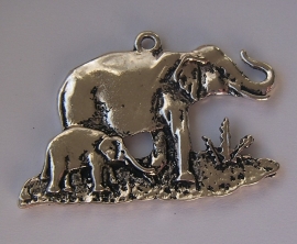 Metalen hanger olifant met jong in antiek zilverkleur