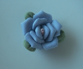 Porseleinen roos in lichtblauw
