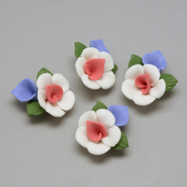 Porceleinen bloemkraal wit-roze-blauw