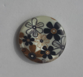 Platte ronde schelpkraal wit met bruine en zwarte bloemen