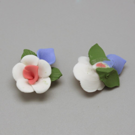 Porceleinen bloemkraal wit-roze-blauw