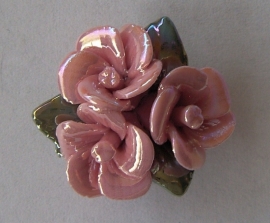 Porseleinen kraal met 3 bloemen in oudroze
