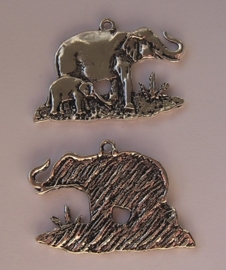 Metalen hanger olifant met jong in antiek zilverkleur