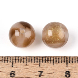 Ronde bruinwitte resin kraal met goudglitter, 10 stuks