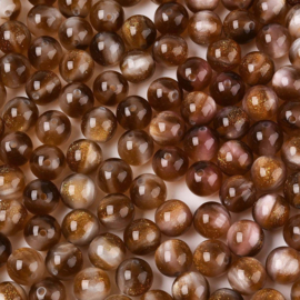 Ronde bruinwitte resin kraal met goudglitter, 10 stuks