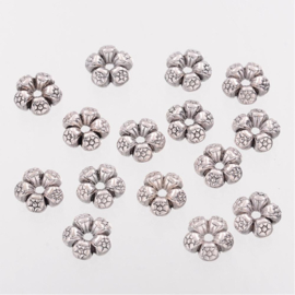 Antiek zilverkleurige spacer bloem, 13 stuks