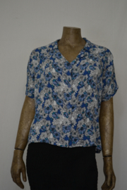 Billy B Blouse 214 blauw wit  bloem met  kraag. mix batik