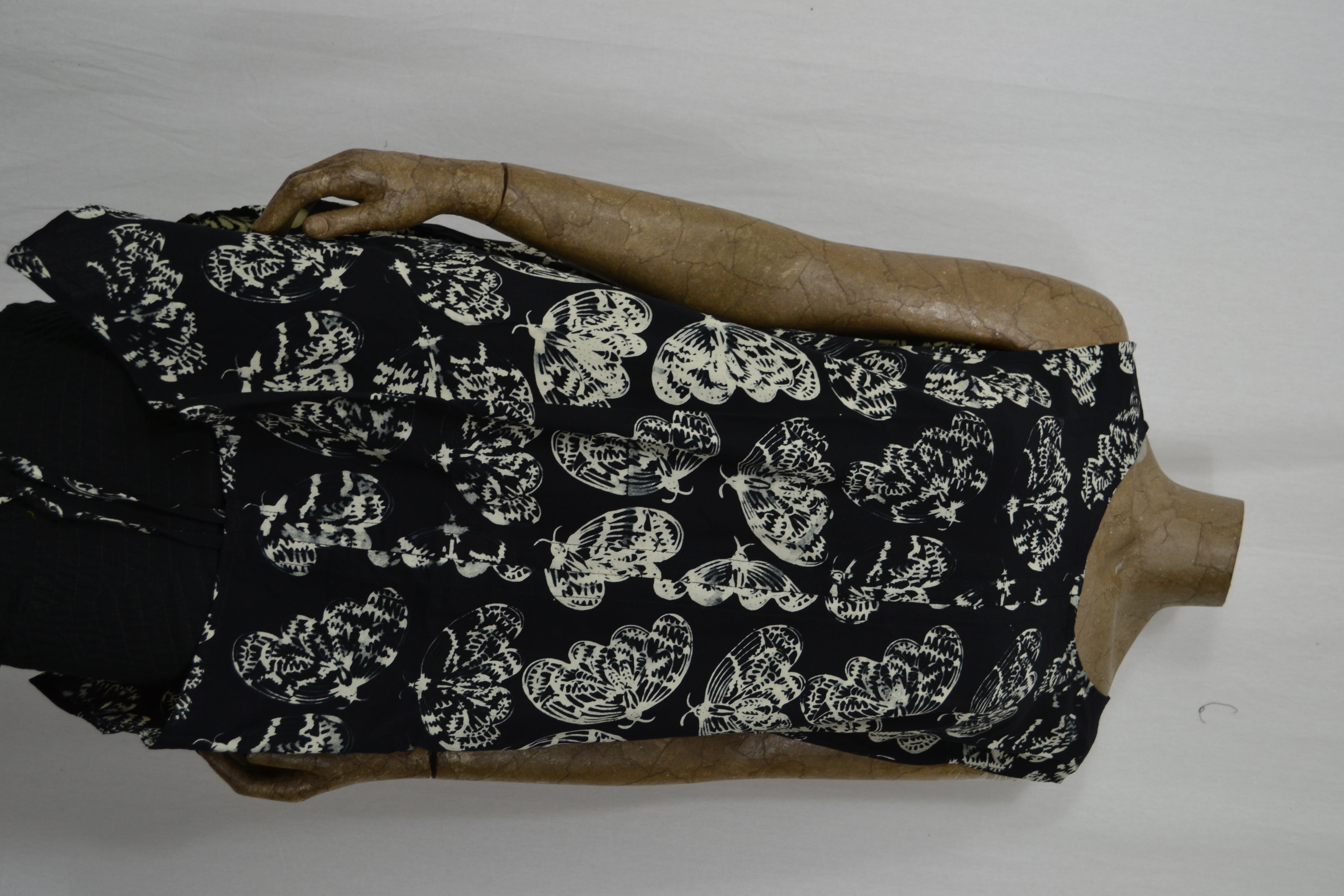 Billy B Blouse P046 optrek met zijzakken zwart met roomwit vlinder