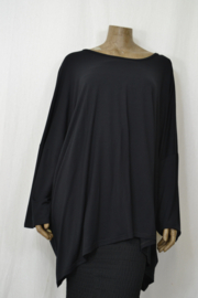 AKH Shirt 1916 wijd model loopt rond