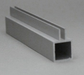 45 E 1 M Aluminium koker met 1 profiel 4,5mm. op midden van de koker. Lengte 199 cm.