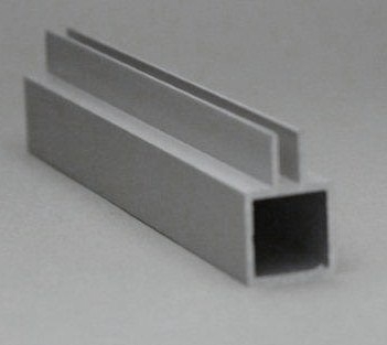 45 E 1 M. Aluminium koker met 1 profiel 4,5 mm. op midden van de koker. Lengte 99 cm.