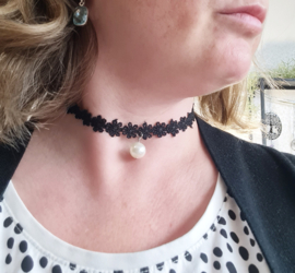 Choker Parel met bloem motief
