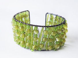 Armband - klemarmband met groene kralen