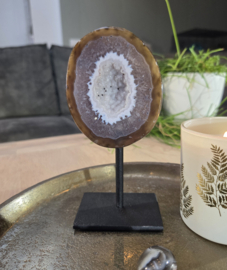 Agaat Edelsteen Geode op standaard bruin/wit