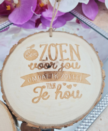 Boomschijf Wanddecoratie - Een zoen voor jou - Boomstam - 13 cm