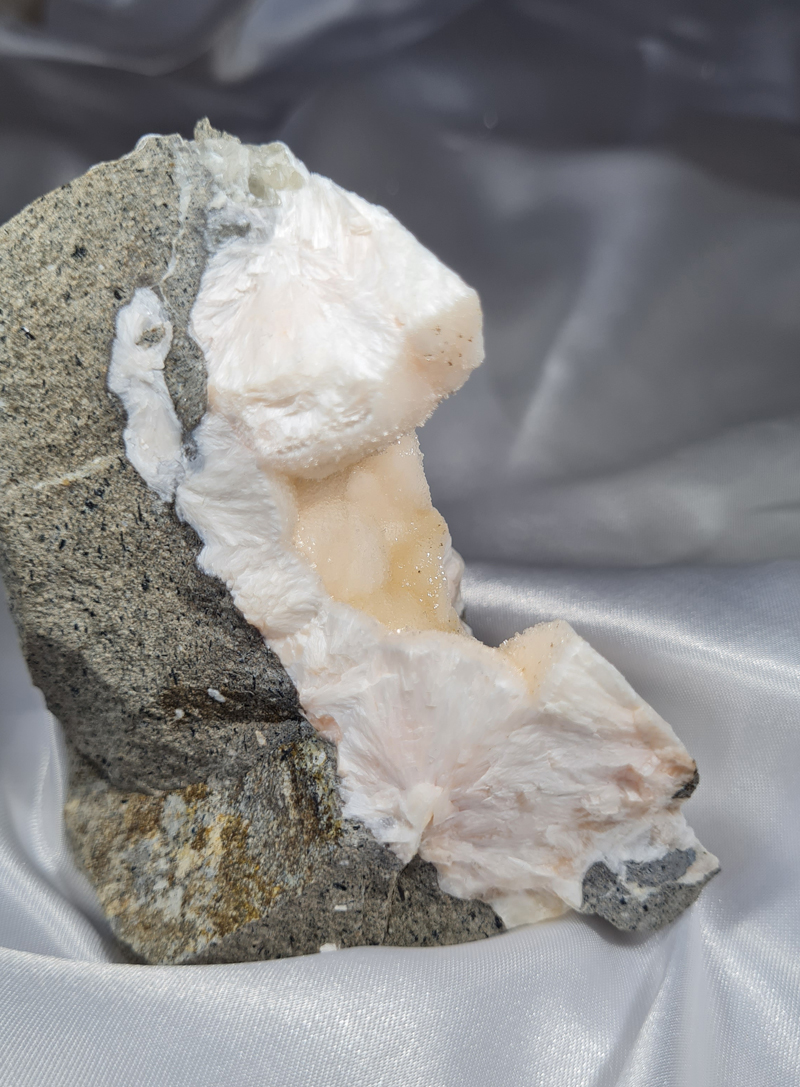 Zeoliet Thomsoniet Calciet en Natroliet no.3