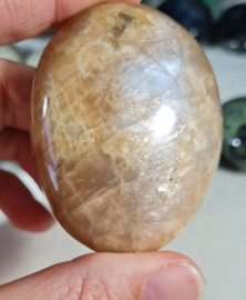 Maansteen Donker Microklien Handsteen no.2 - 6 cm