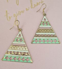 Oorbellen Triangel 7 cm groen