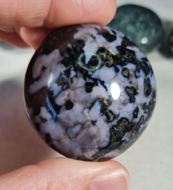 Gabbro - Merliniet Handsteen no.4 - 4,5 cm