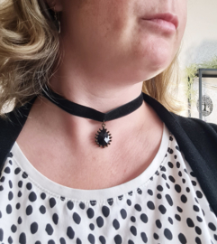 Choker met zwarte hanger
