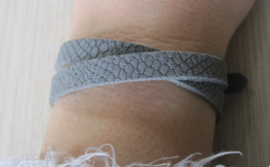 Armband - Wikkelarmband - suède - licht grijs - Tressia - python print