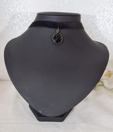 Choker met zwarte hanger