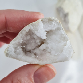 Bergkristal - Kwarts Geode - no.06 - 7 cm