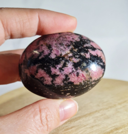 Rhodoniet - Palmsteen - no.6 - Madagaskar - 5,5 cm