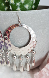 Oorbellen rond met druppels zilverkleur 7,5 cm