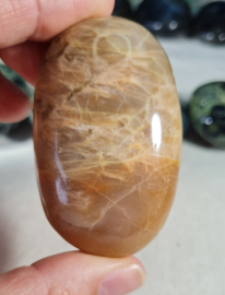 Maansteen Donker Microklien Handsteen no.3 - 6 cm