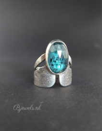 Handgemaakte ring "medieval" met kyanite