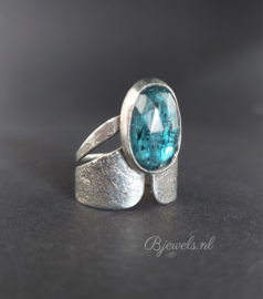 Handgemaakte ring "medieval" met kyanite