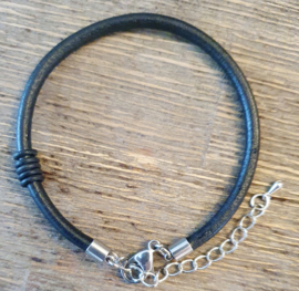 LEDEREN ARMBAND MET KARABIJN SLUITING ANTIEK ZWART