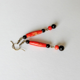 Rood keramiek met onyx aan nikkelvrij brons (8 cm lang)