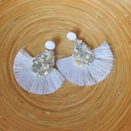 Witte oorbellen met steentjes en kwasten (8 cm lang en breed)