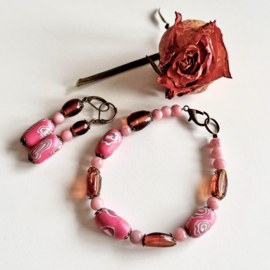 Armband en oorbellen van roze klei-kralen en glas