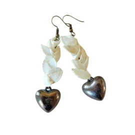 Oorbellen van witte schelpjes met hangend hart van brons (7,5 cm lang)
