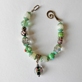 Armband van groene glaskralen met kapjes van groen brons (21 cm lang)