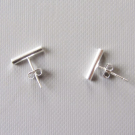 Zilveren streep oorstekers (staafje is 11 mm lang)