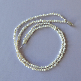 Halsketting met dubbel snoer van kleine witte zoetwaterparels en een slot van sterling zilver (45 cm lang)