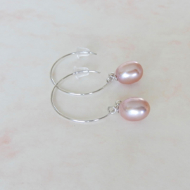 Grijs-roze zoetwaterparels aan ronde zilveren haken (3,5 cm)
