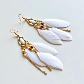 Witte veren aan bewerkte goudkleurige hangers (ongeveer 12 cm lang)