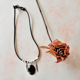 Zwart suède halsbandje met zwarte hanger en metalen veertjes (40 cm lang)
