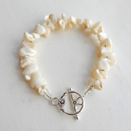 Armband + oorbellen van roomwitte schelpjes (19,5 cm lang)